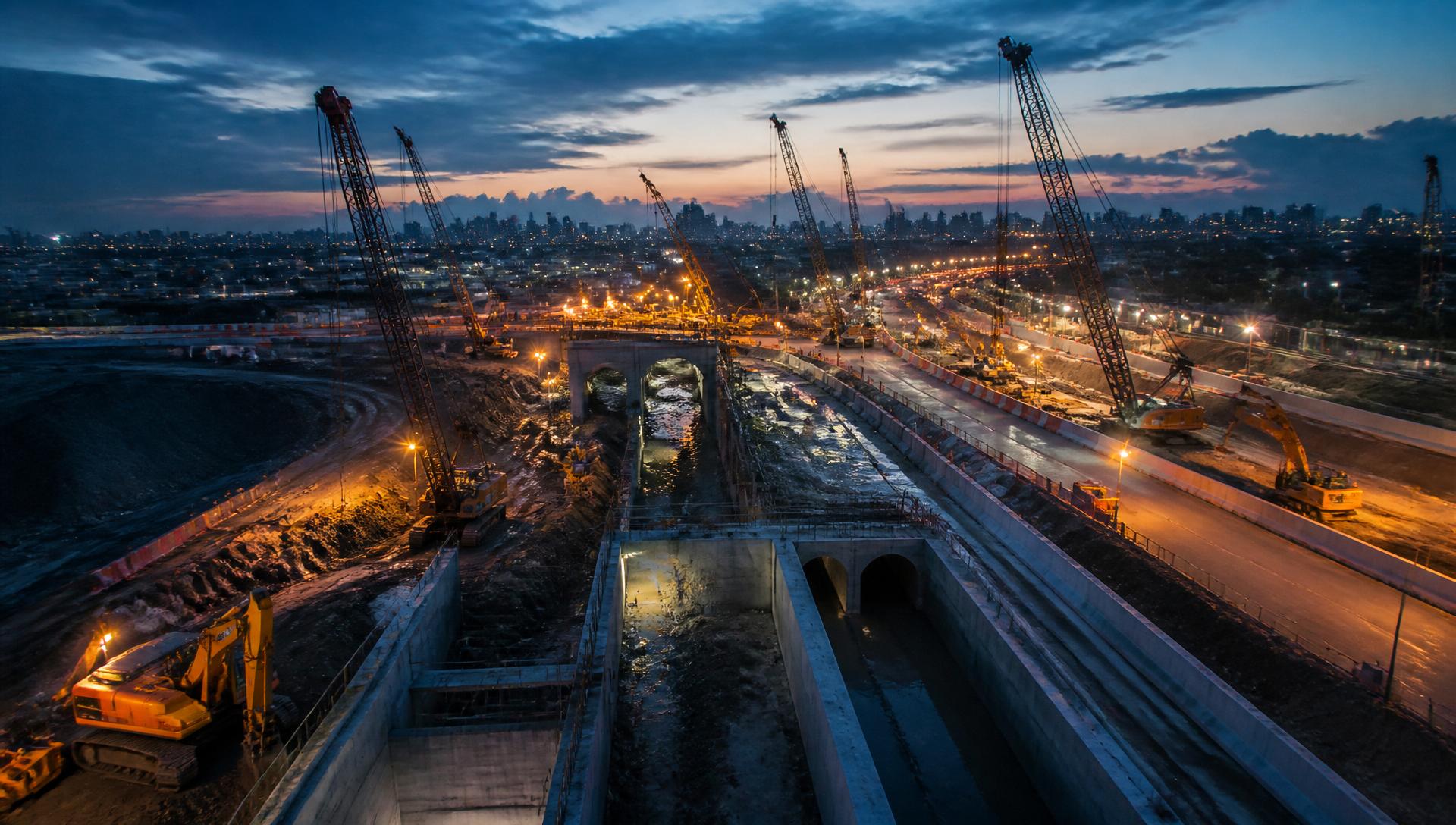 Obra de infraestrutura urbana executada pela Hantera ao entardecer